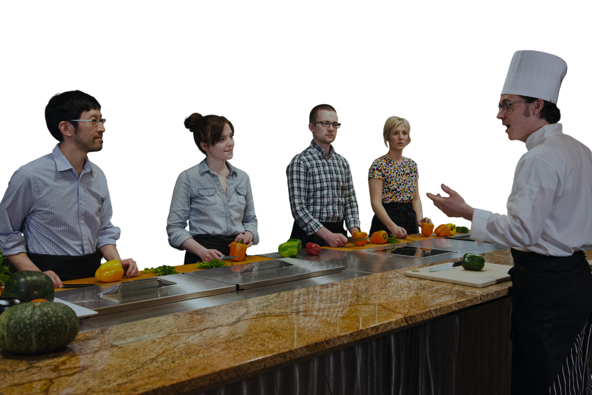 Equipo de trabajo preparando alimentos